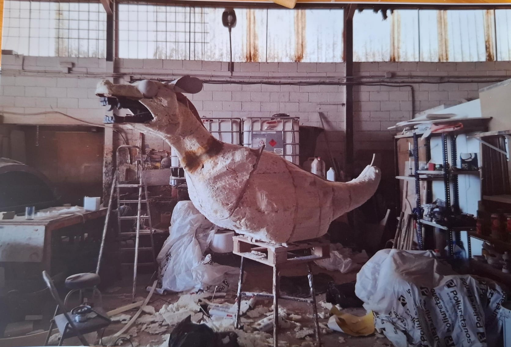 Modelat del cos en escuma (2019) — procés constructiu del Drac del Vendrell per Arnau Codina (2019)