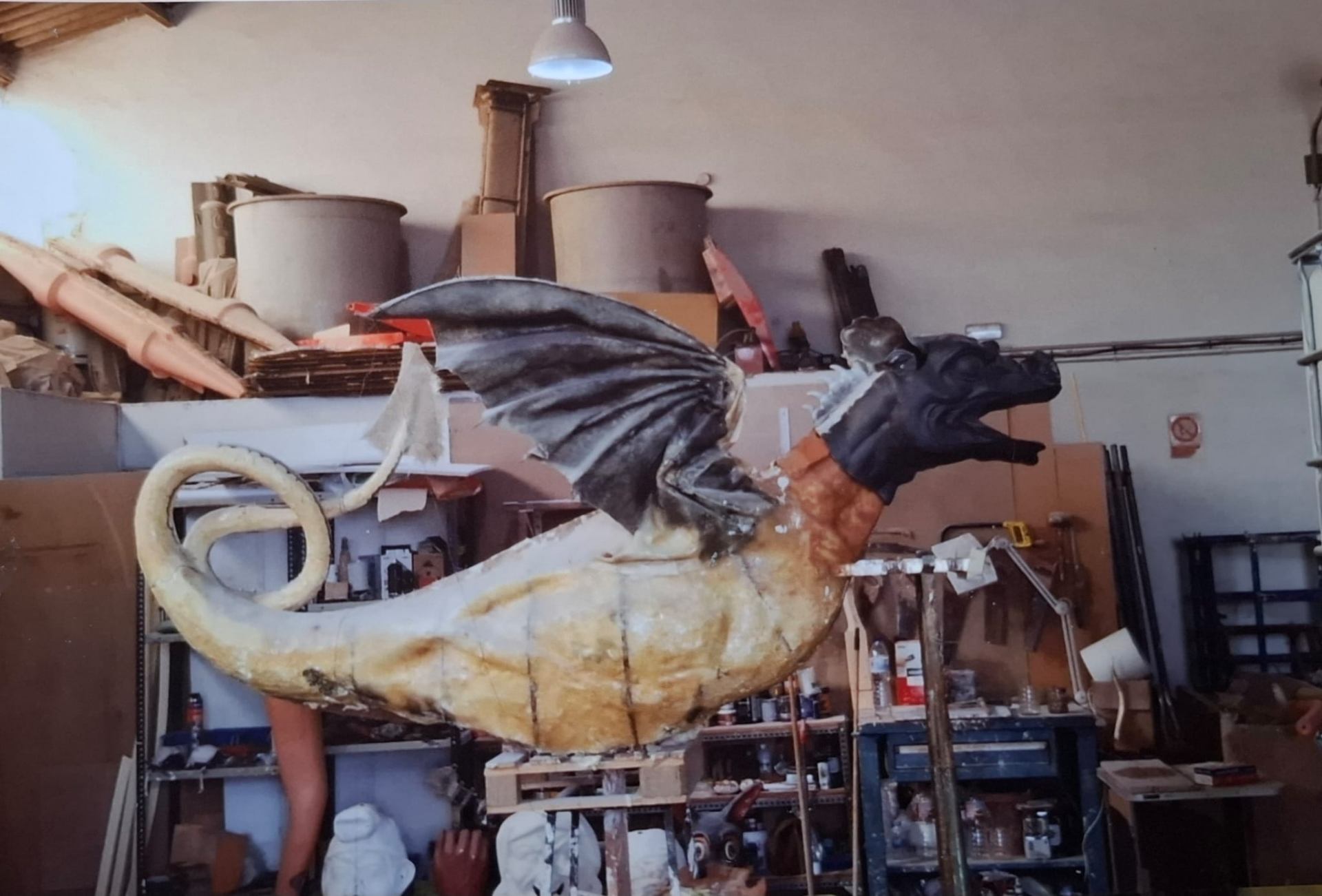 Acabat i pintura (2019) — procés constructiu del Drac del Vendrell per Arnau Codina (2019)