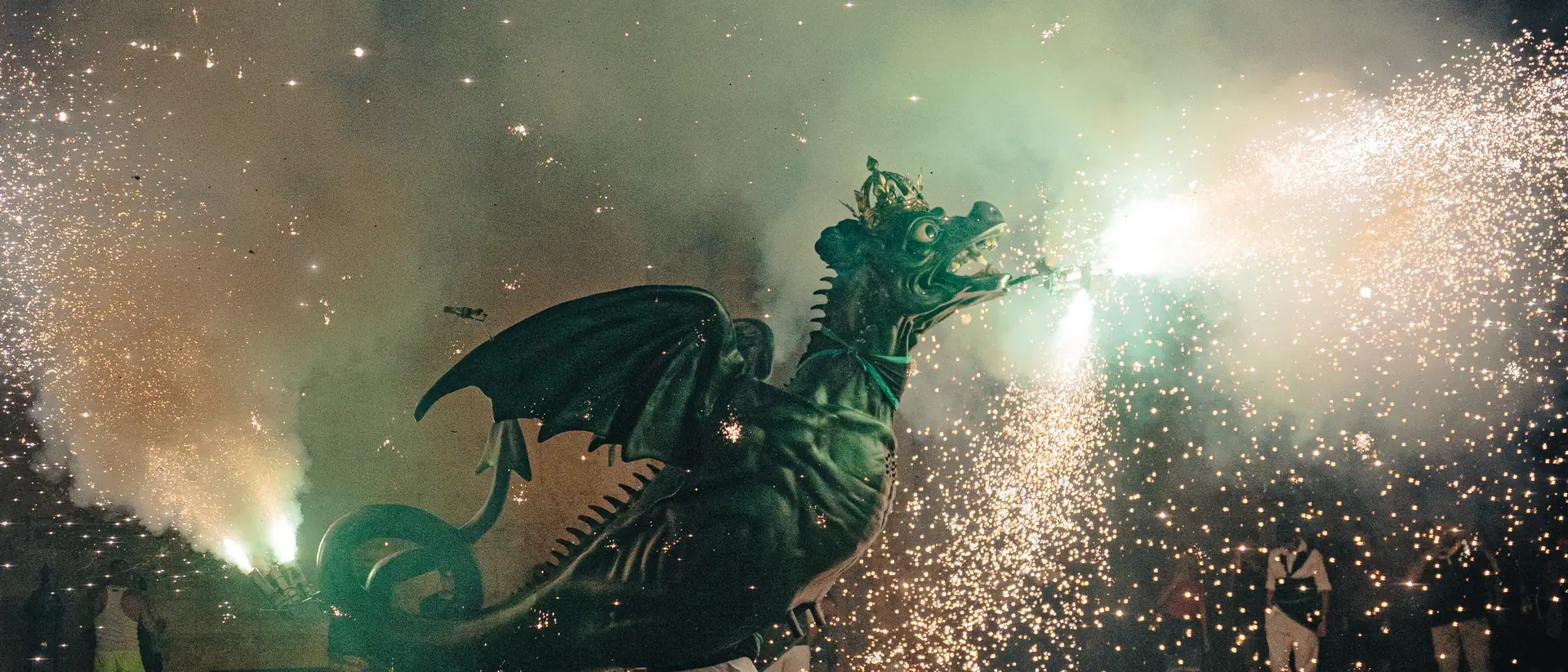 El Drac del Vendrell ballant entre espurnes i foc verd