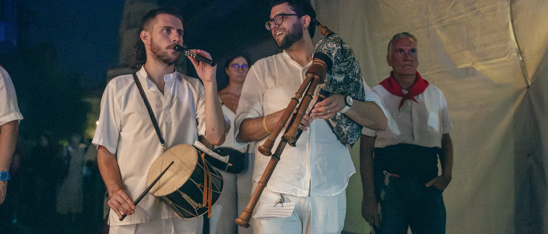 Els músics de la cobla de la Mitja Lluna tocant al carrer
