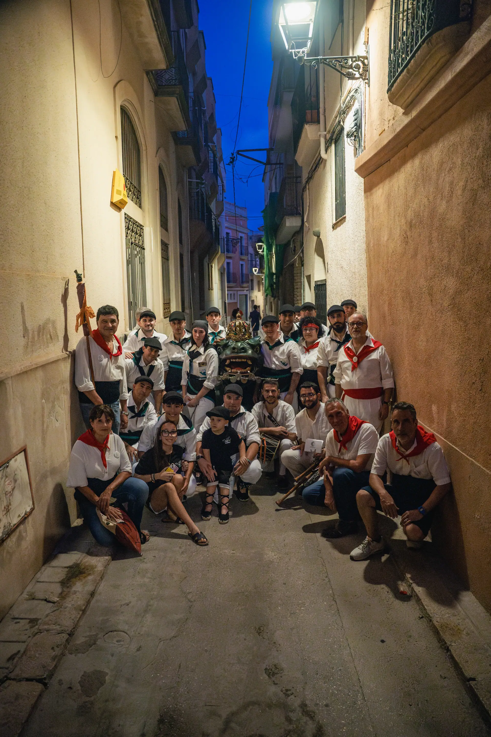 La colla del Drac del Vendrell reunida en un carreró abans de la cercavila