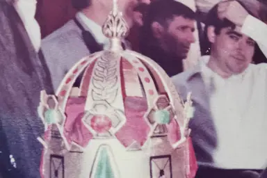 La corona del Drac del Vendrell de 1980, en primer pla