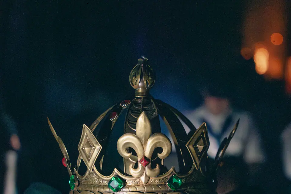 La corona actual del Drac del Vendrell, daurada amb pedres verdes, sobre el cap de la figura