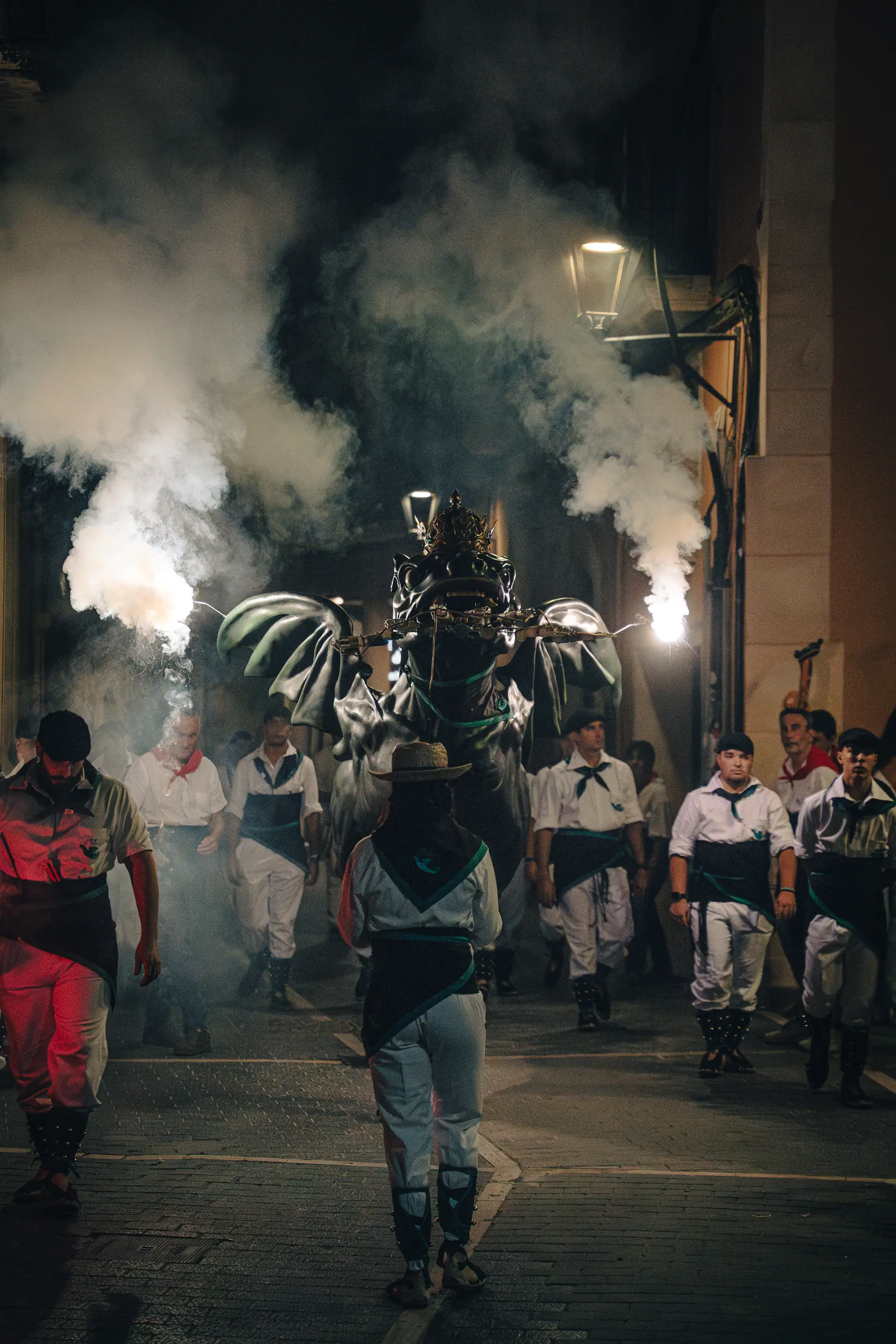 El Drac del Vendrell avançant pel carrer entre fum blanc